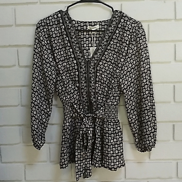 NWT Max Studio Black/White Tie Front V-Neck Blouse. Size Small - Picture 3 of 10